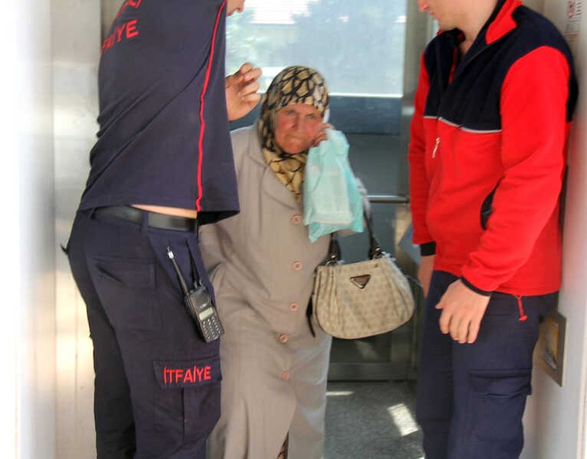 Asansörde Mahsur Kalan Yaşlı Kadını İtfaiye Kurtardı