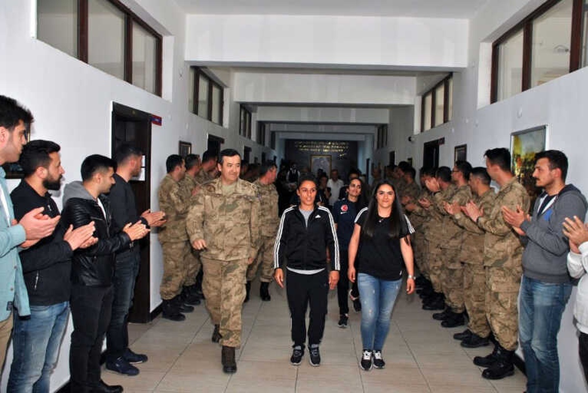 Askerken Kadın Sporculara Alkışlı Karşılama