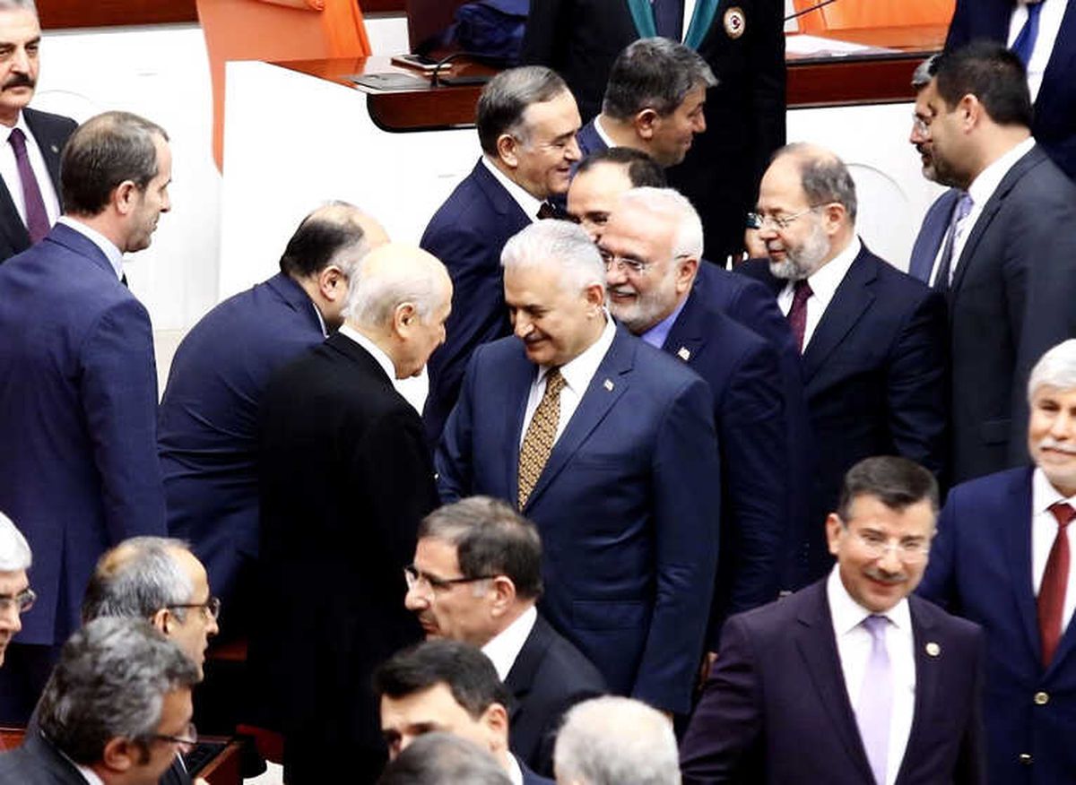 Başbakan Yıldırım ile Bahçeli, Genel Kurulda Bir Araya Geldi