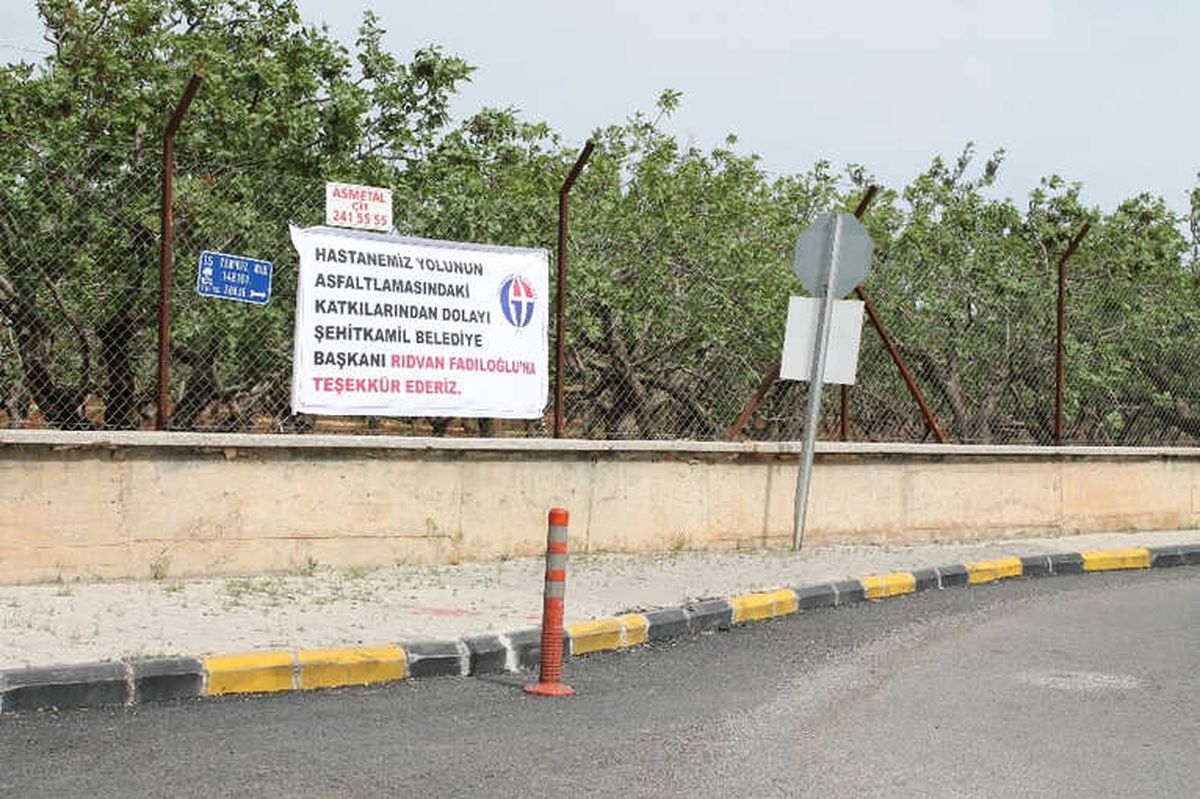 Başhekim Zengin\'den Fadıloğlu\'na Pankartlı Teşekkür