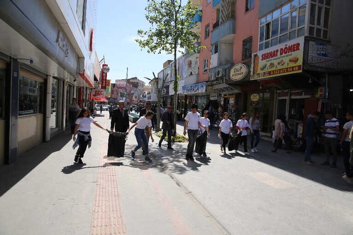 Batman Belediyesi Kent Temizliğinde Öğrencilerle El Ele