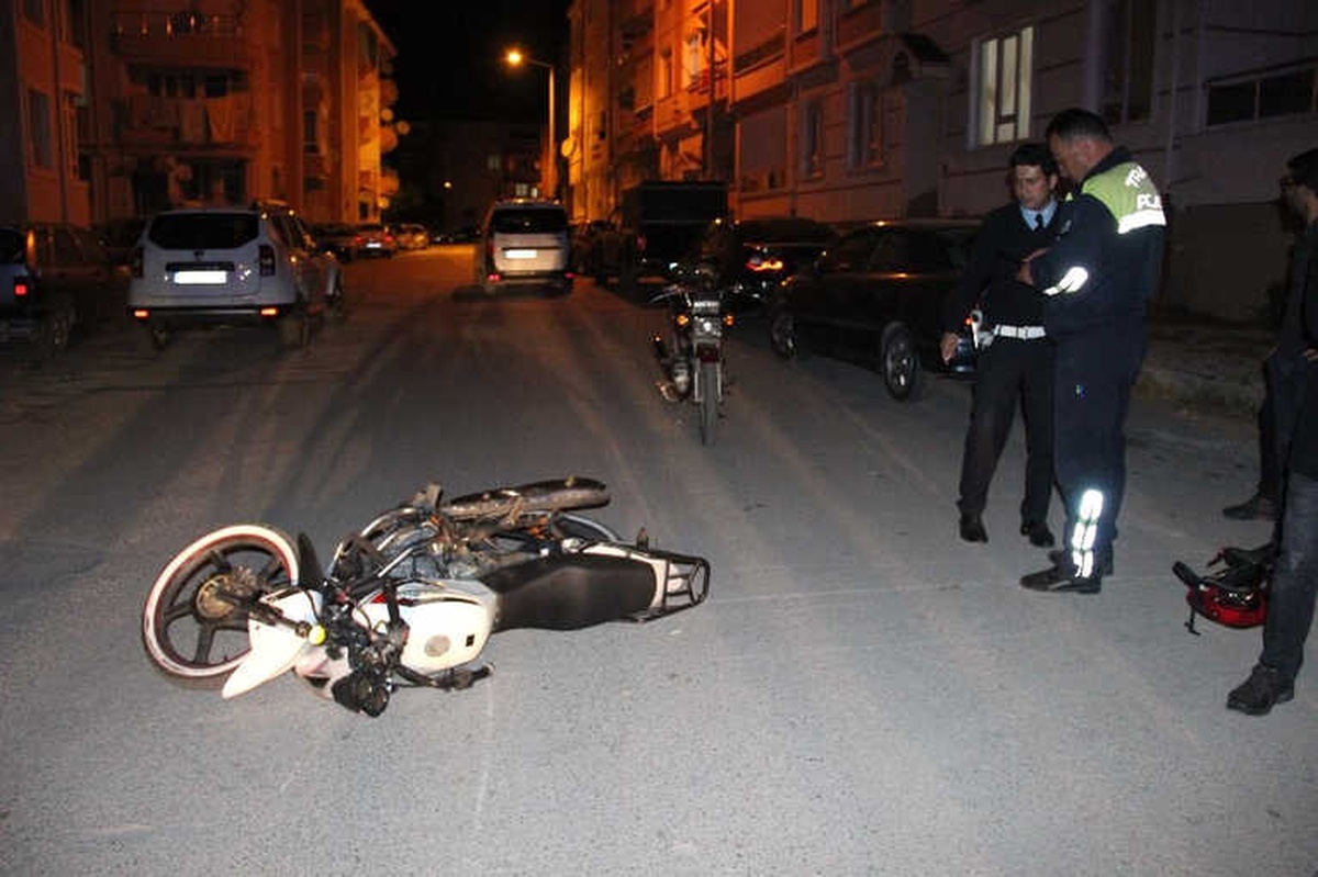 Çarptığı Motosikleti Otomobilinin Altında 500 Metre Sürükleyerek Kaçtı