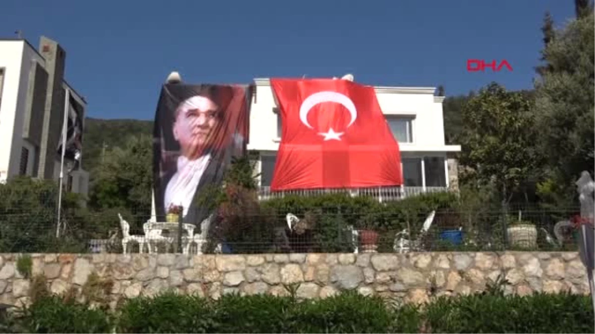 Fatma Girik\'ten Atatürk Posteri ve Türk Bayraklı 23 Nisan Kutlaması