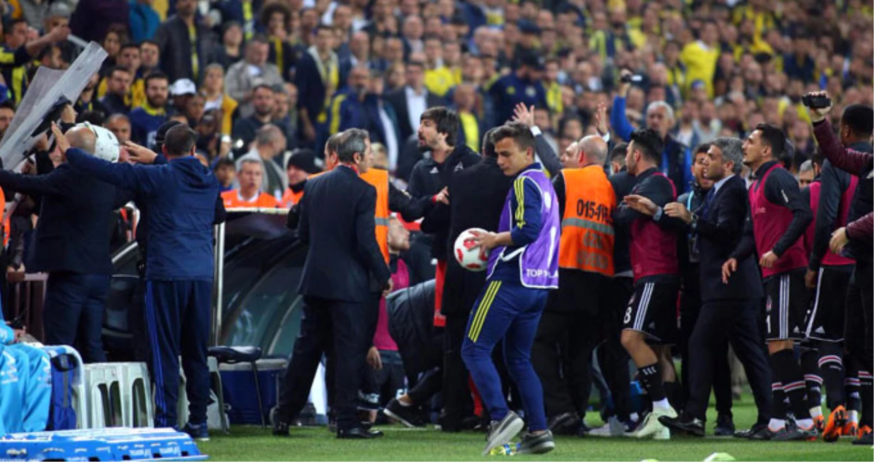 Fenerbahçe\'den Derbi Açıklaması: Tolga Zengin ve Mustafa Pektemek Tribünleri Tahrik Etti
