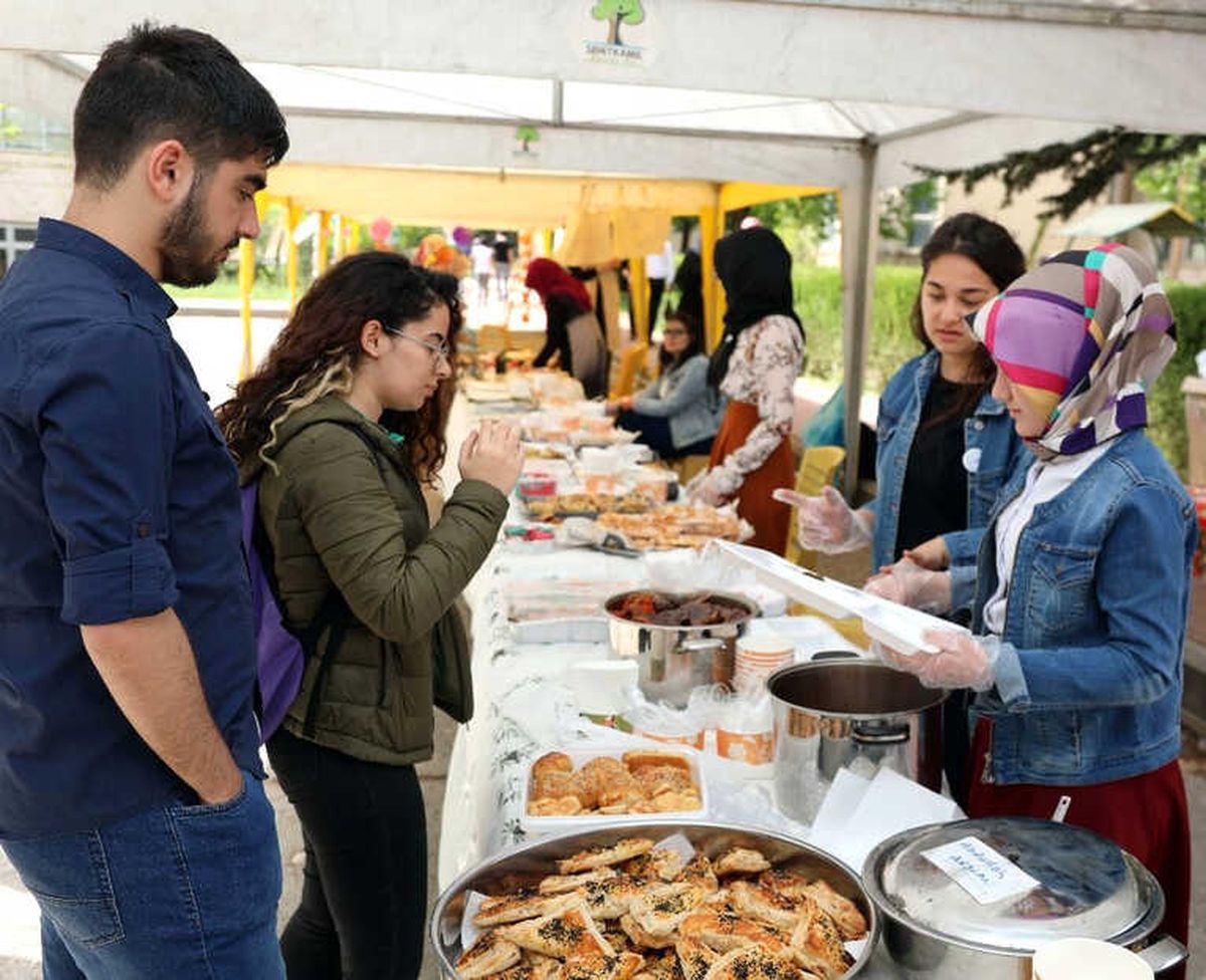 Gaün\'ün Duyarlı Öğrencilerinden Kermes