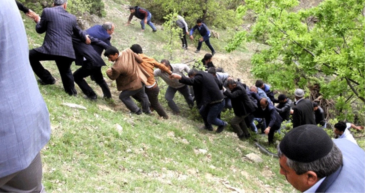 Kamyonet Şarampole Yuvarlandı, Vatandaşlar Ölü ve Yaralıları El Ele Tutuşup Çıkardı