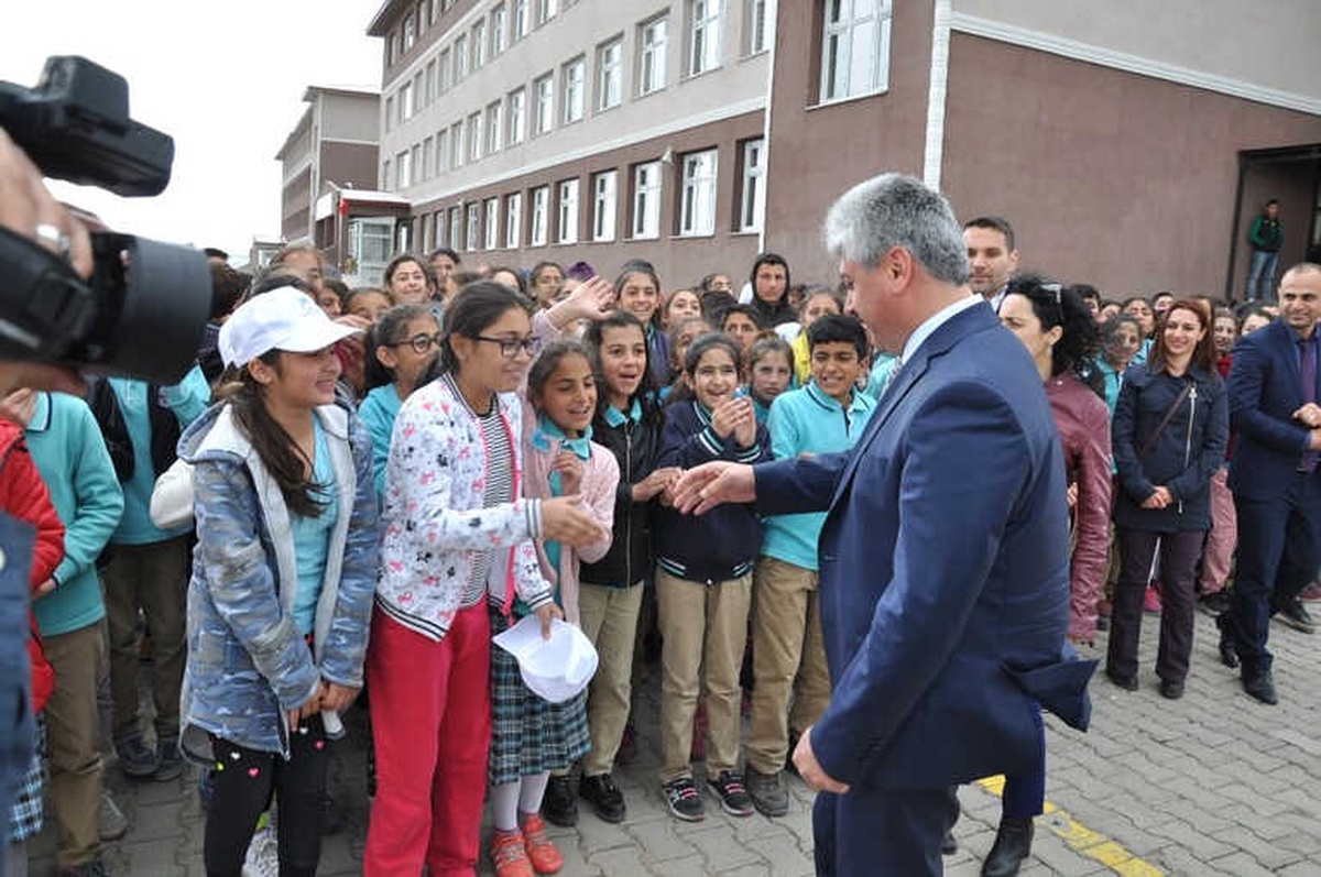 Kars\'ta Çocuklar \'Vali Amcalarına\' İzdiham Yaşatan Sevgi