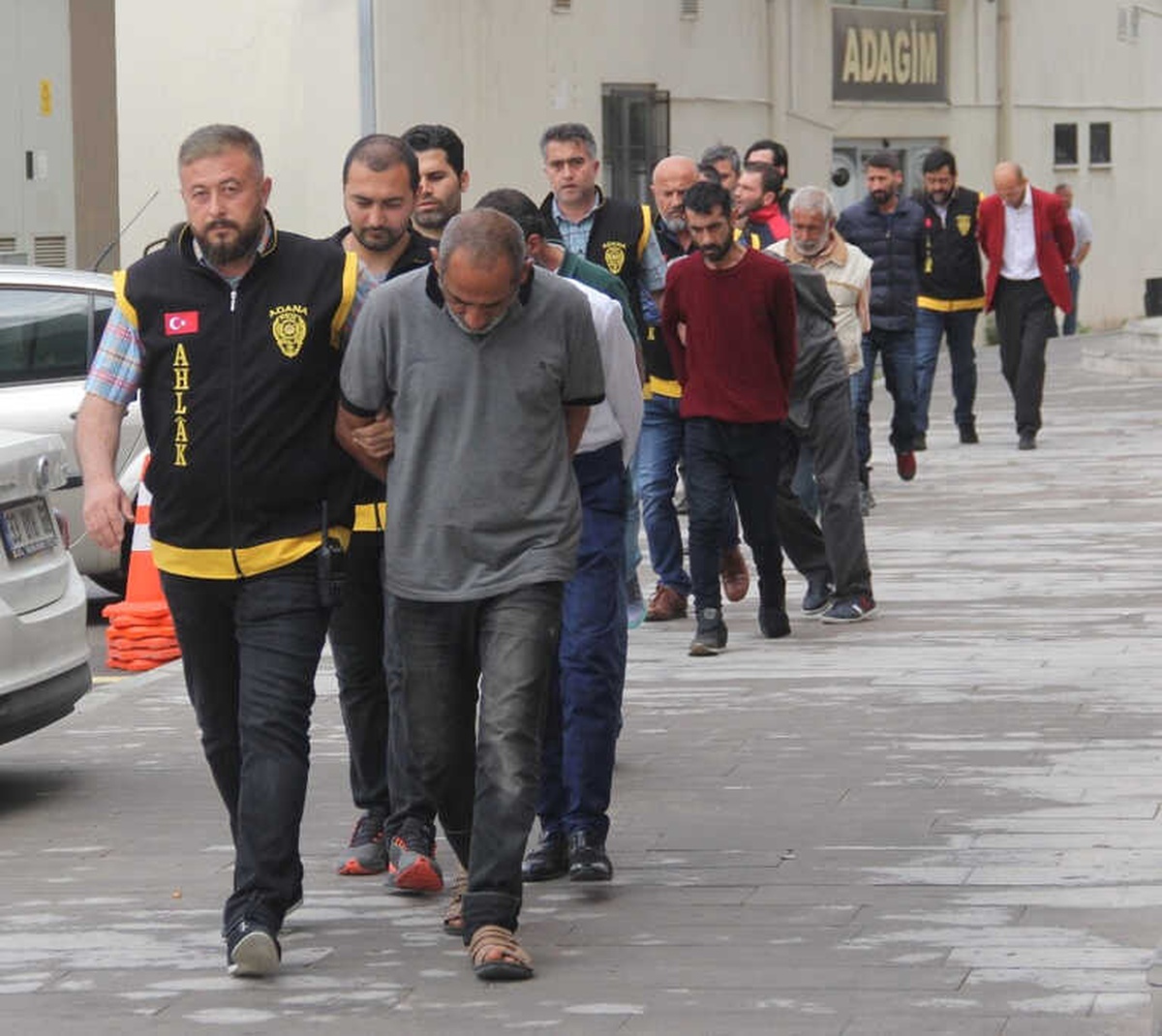 Kimsesiz ve Muhtaç Kadınlara Zorla Fuhuş Yaptıran 9 Kişi Adliyeye Sevk Edildi