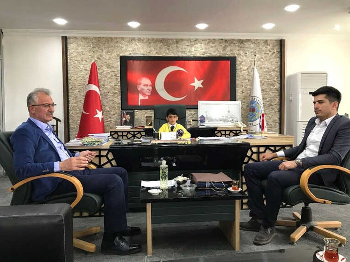 Makamına Oturup Başkana Talimat Verdi.