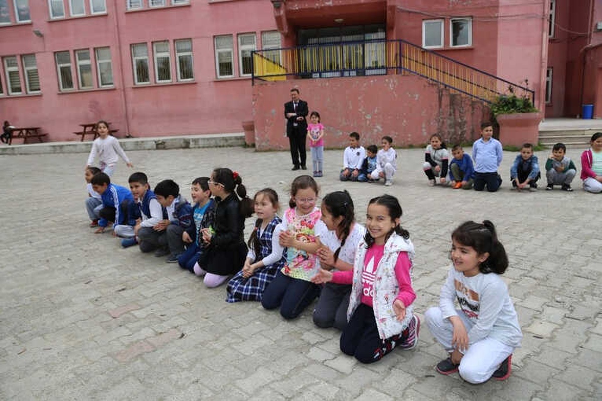 Minik Öğrenciler Eski Zaman Oyunlarıyla Neşeleniyor