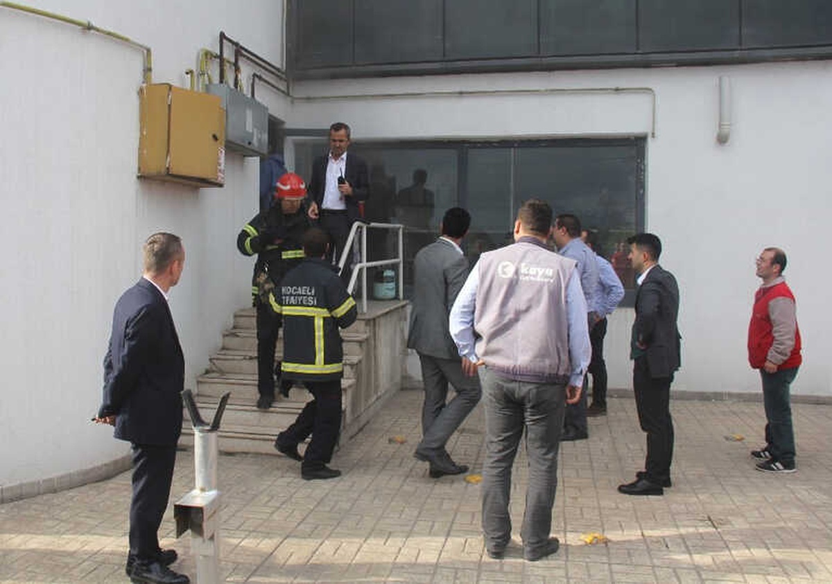 Otomobil Bayinde Çıkan Yangın İtfaiyeyi Alarmı Geçirdi
