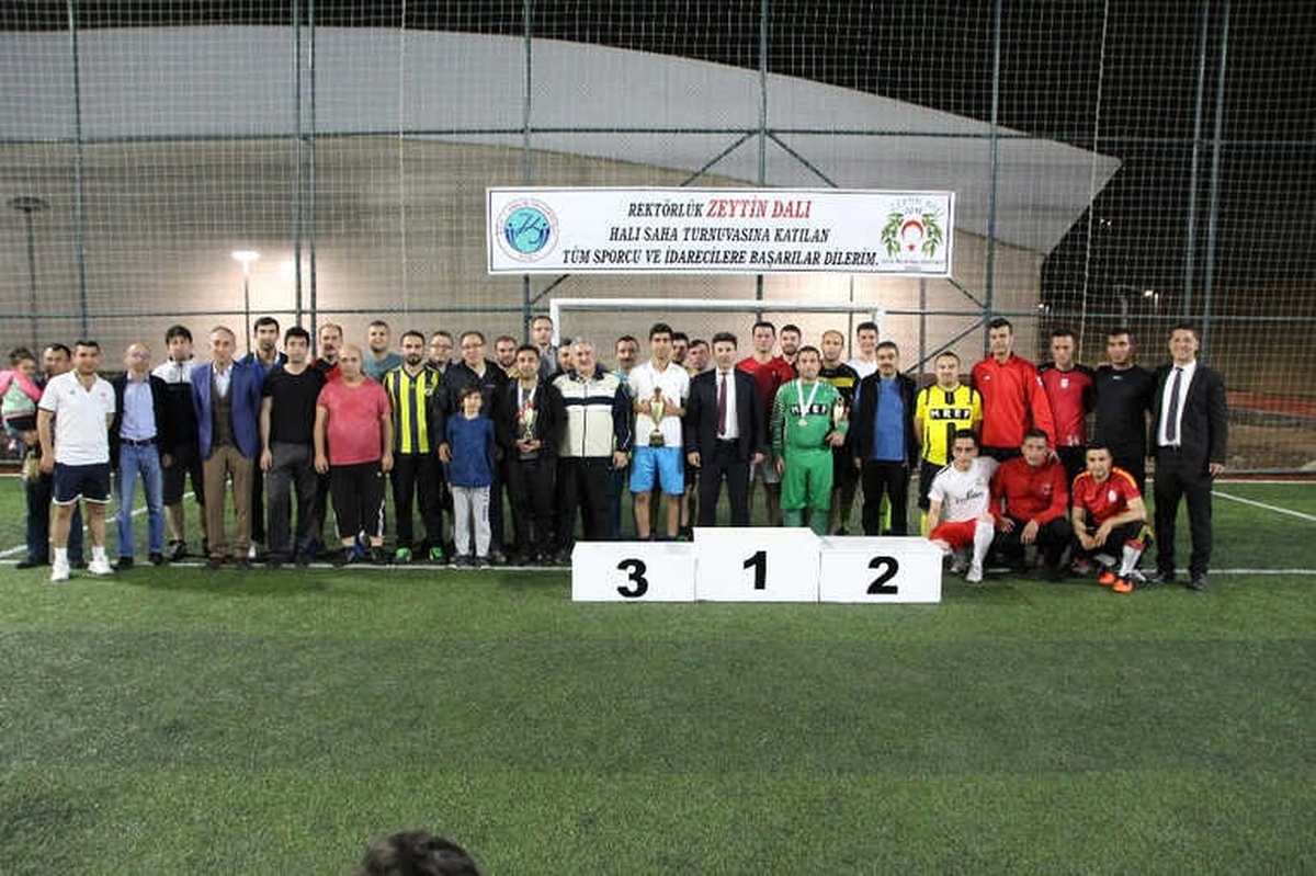 Rektörlük Zeytin Dalı Futbol Turnuvası\'nda Dereceye Girenler Ödüllerini Aldı