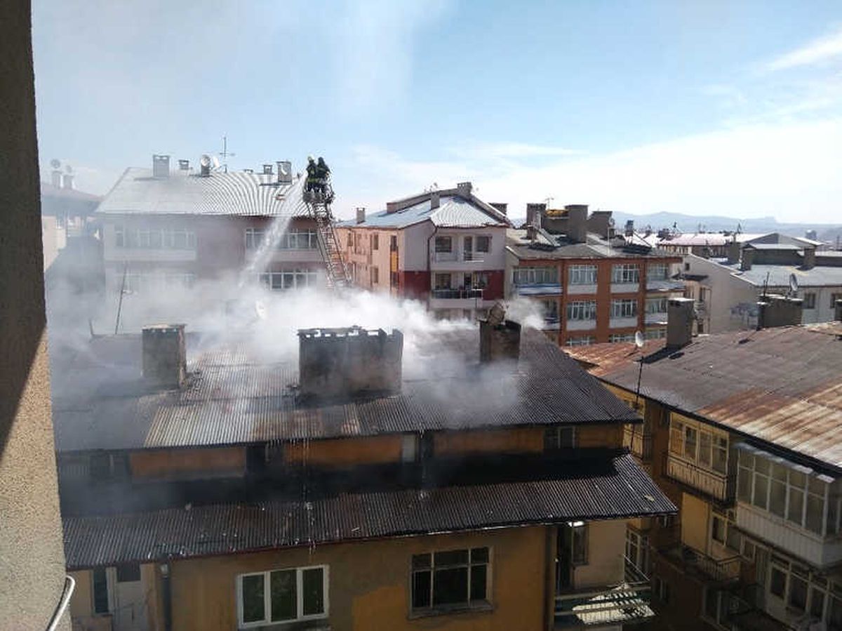 Sivas\'ta Çatı Yangını Korkuttu