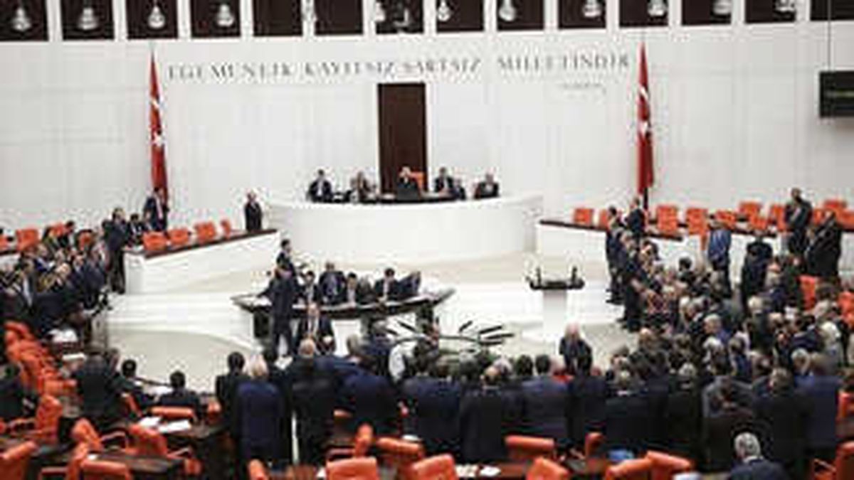 Türkiye\'de Seçim Önergesi TBMM\'den Geçti