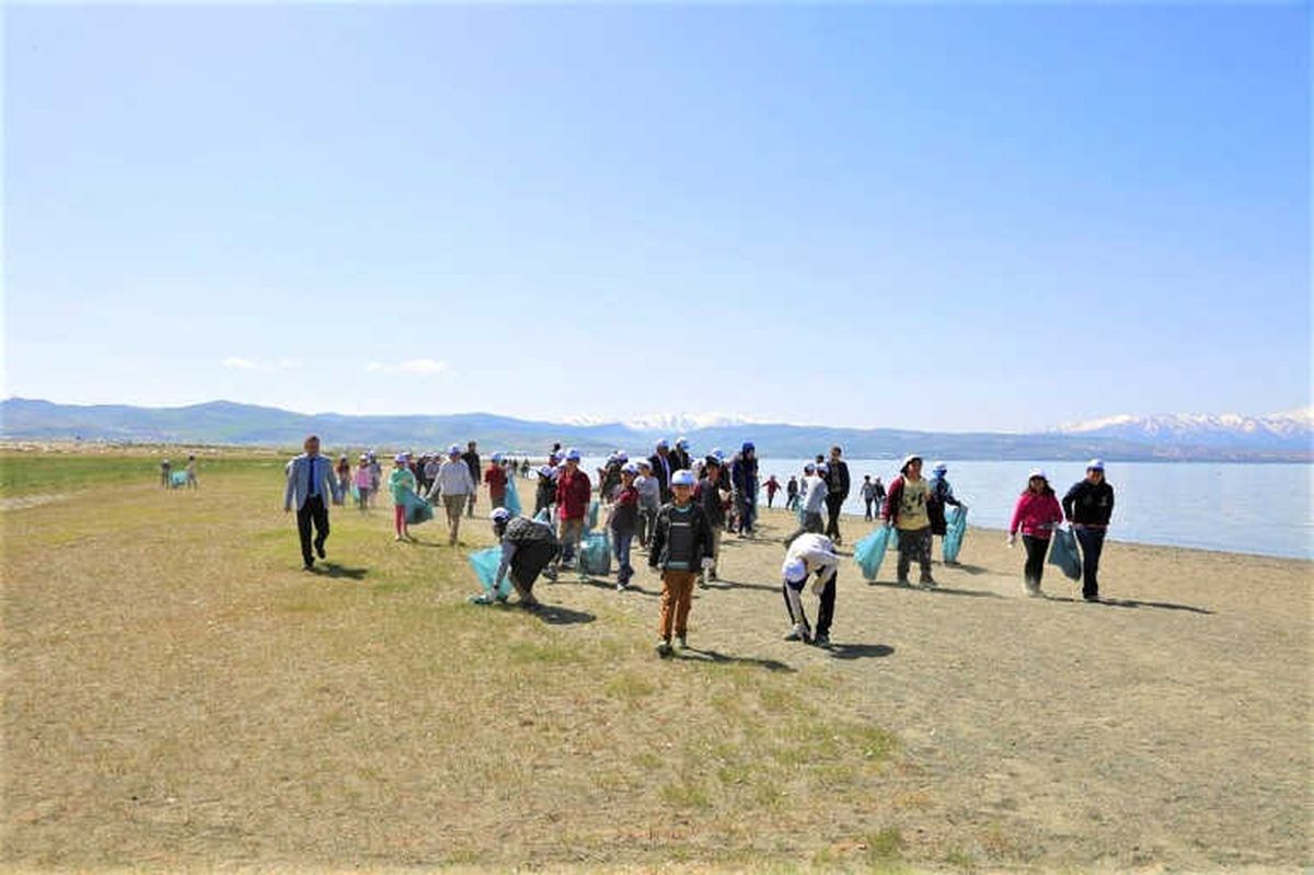 Tuşba Belediyesinden Sahil Temizliği