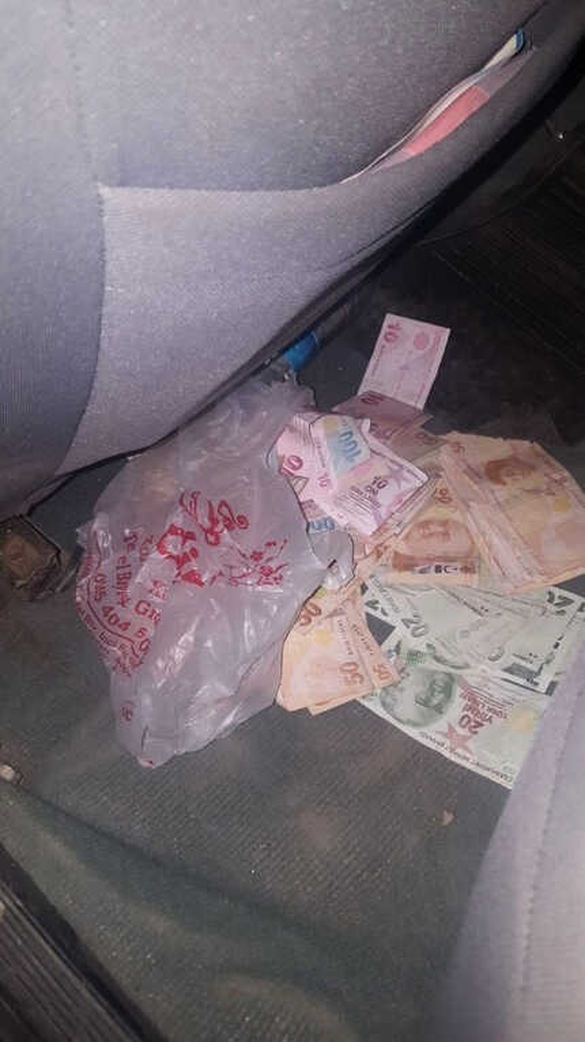 Yasa Dışı Bahis Oynatılan Otomobilden Para Fışkırdı