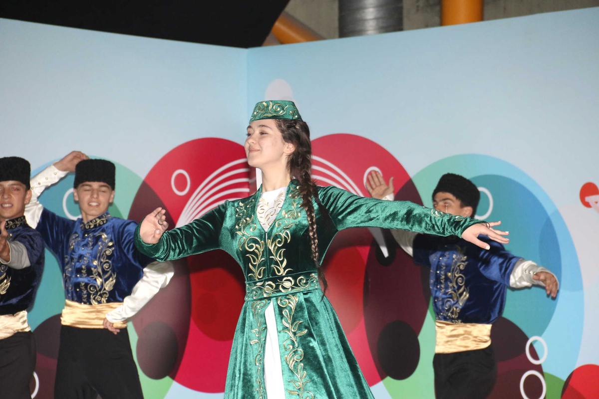 41 Ülke 41 Renk Gösterisi Büyüledi