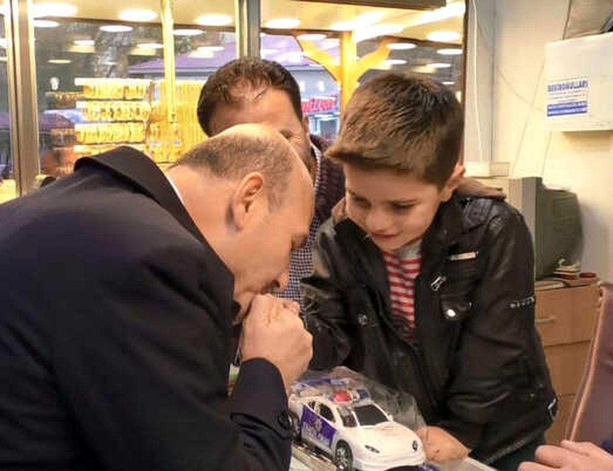 Ağrı\'da Sevgi Seli ile Karşılanan Bakan Soylu, Çocuğun Elini Öptü
