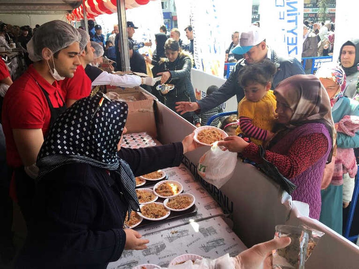 Binlerce Kişiye Türkistan Pilavı İkram Edildi