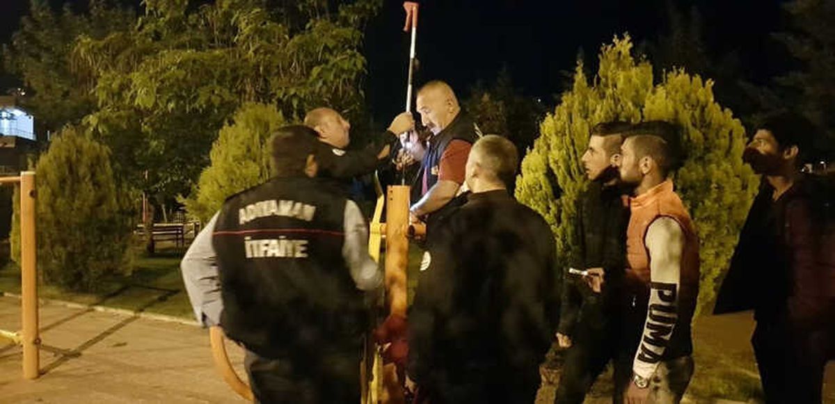 Borunun İçine Düşen Cep Telefonunu İtfaiye Çıkardı