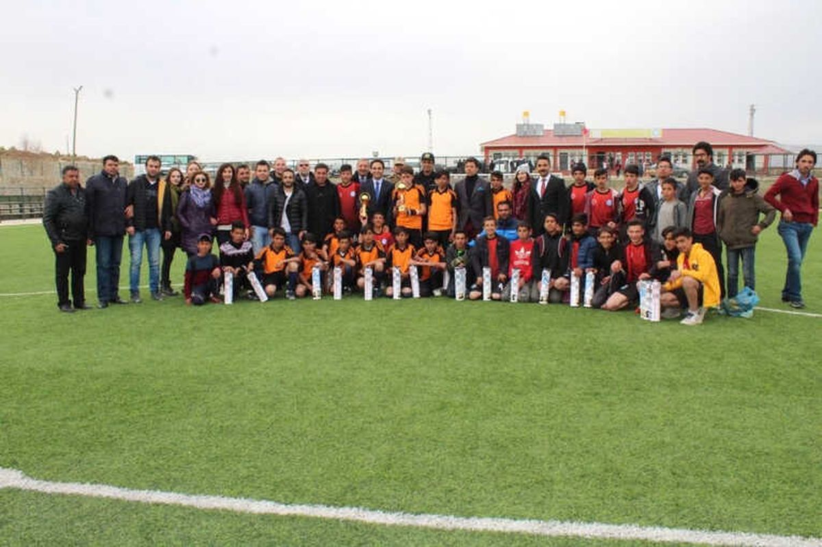Çaldıran\'da \'Ortaokullar Arası Futbol Turnuvası\' Sona Erdi