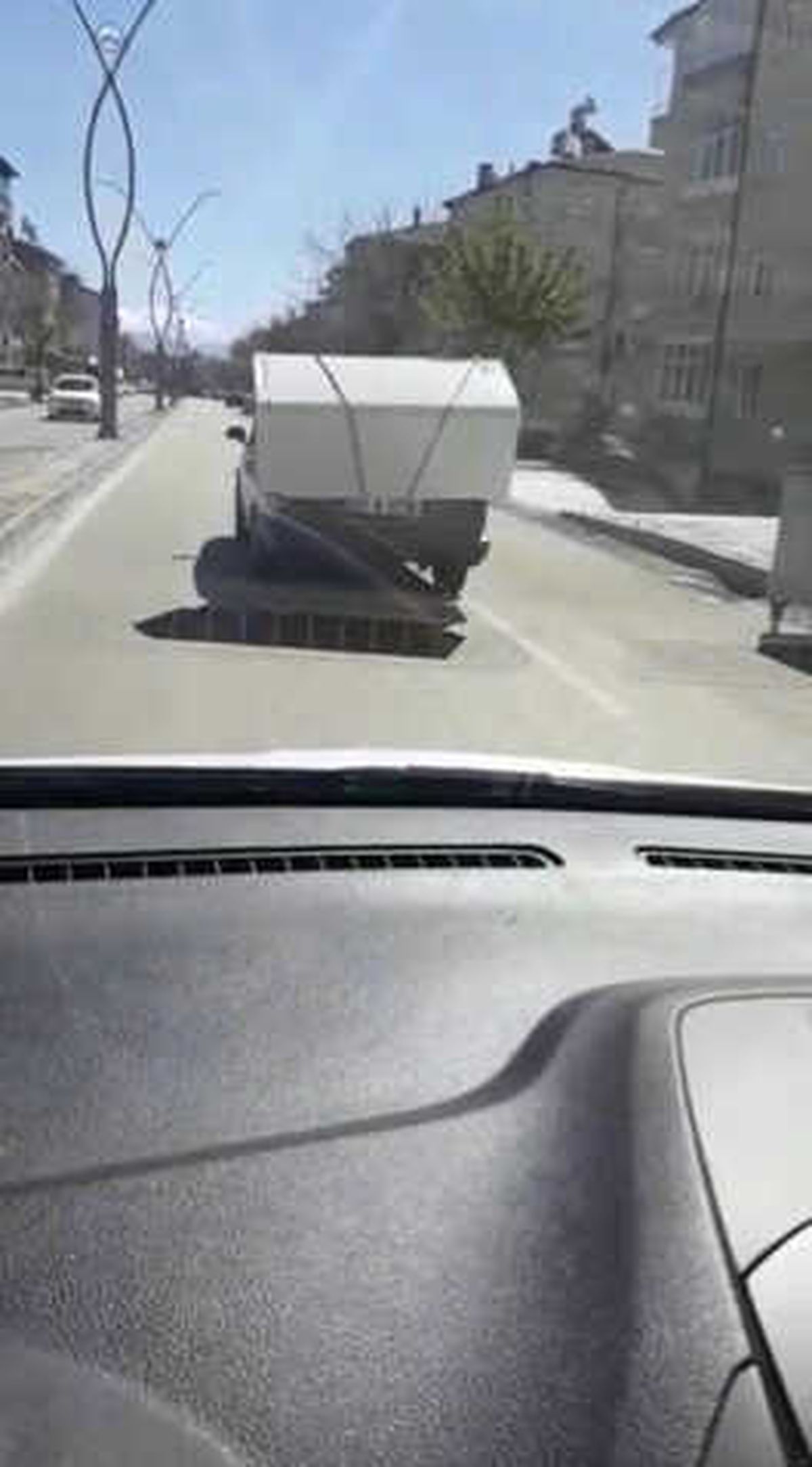 Çamaşır Makinesini Motosikletle Taşıdı