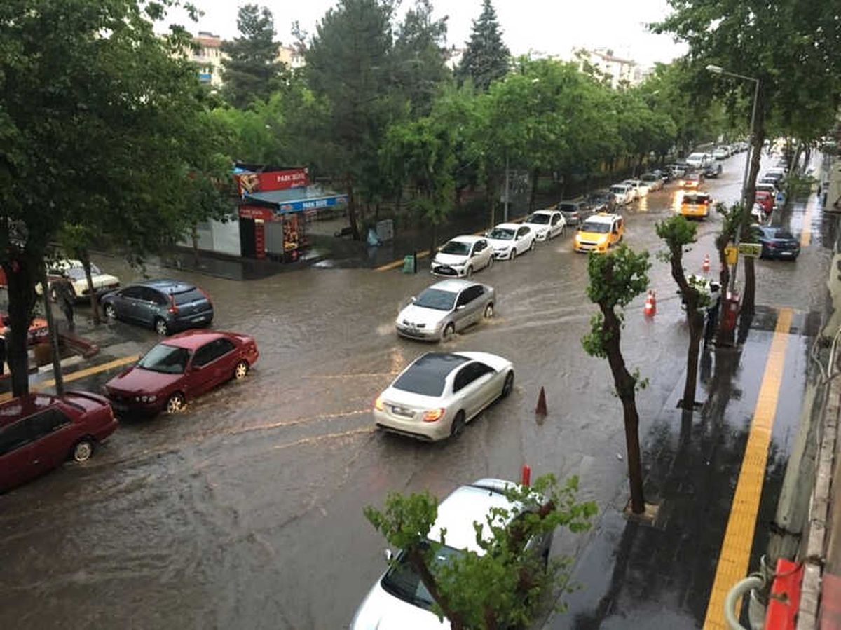 Diyarbakır\'da Cadde ve Sokaklar Sular Altında Kaldı
