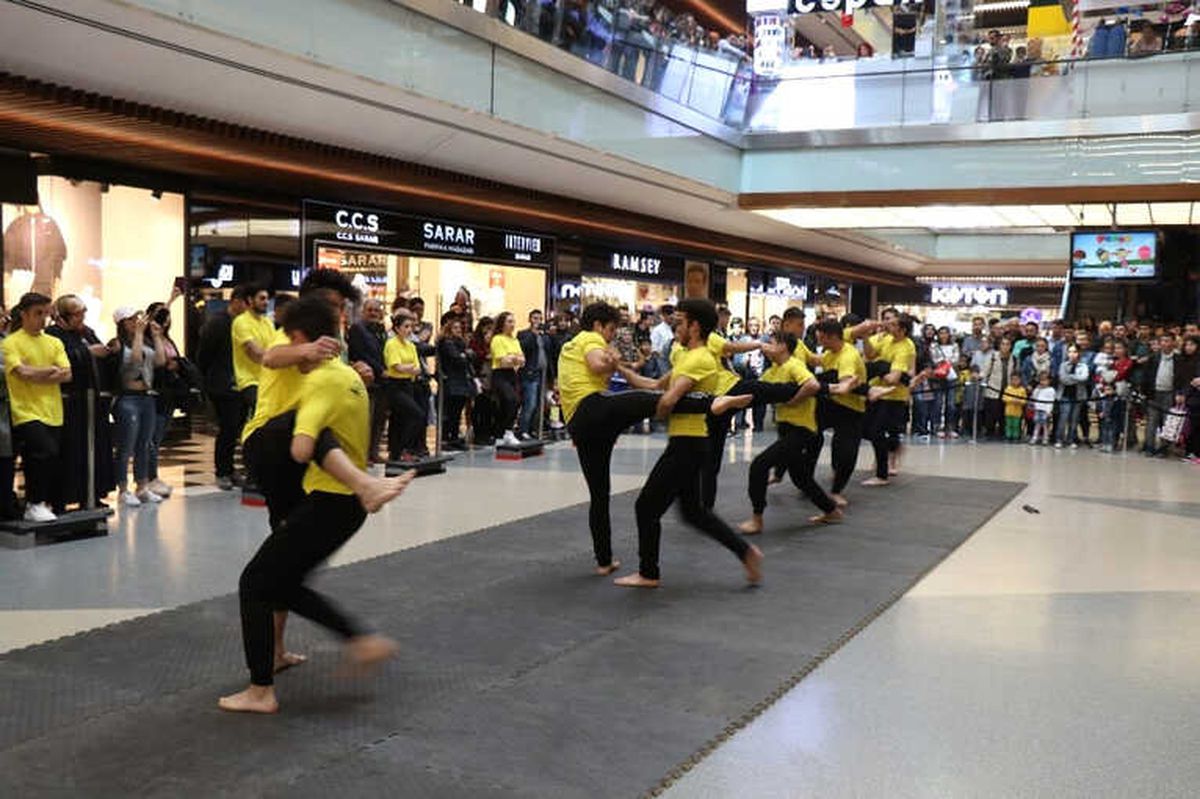 Esas 67 Burda\'dan Kıck Boks ve Zumba Gösterisi