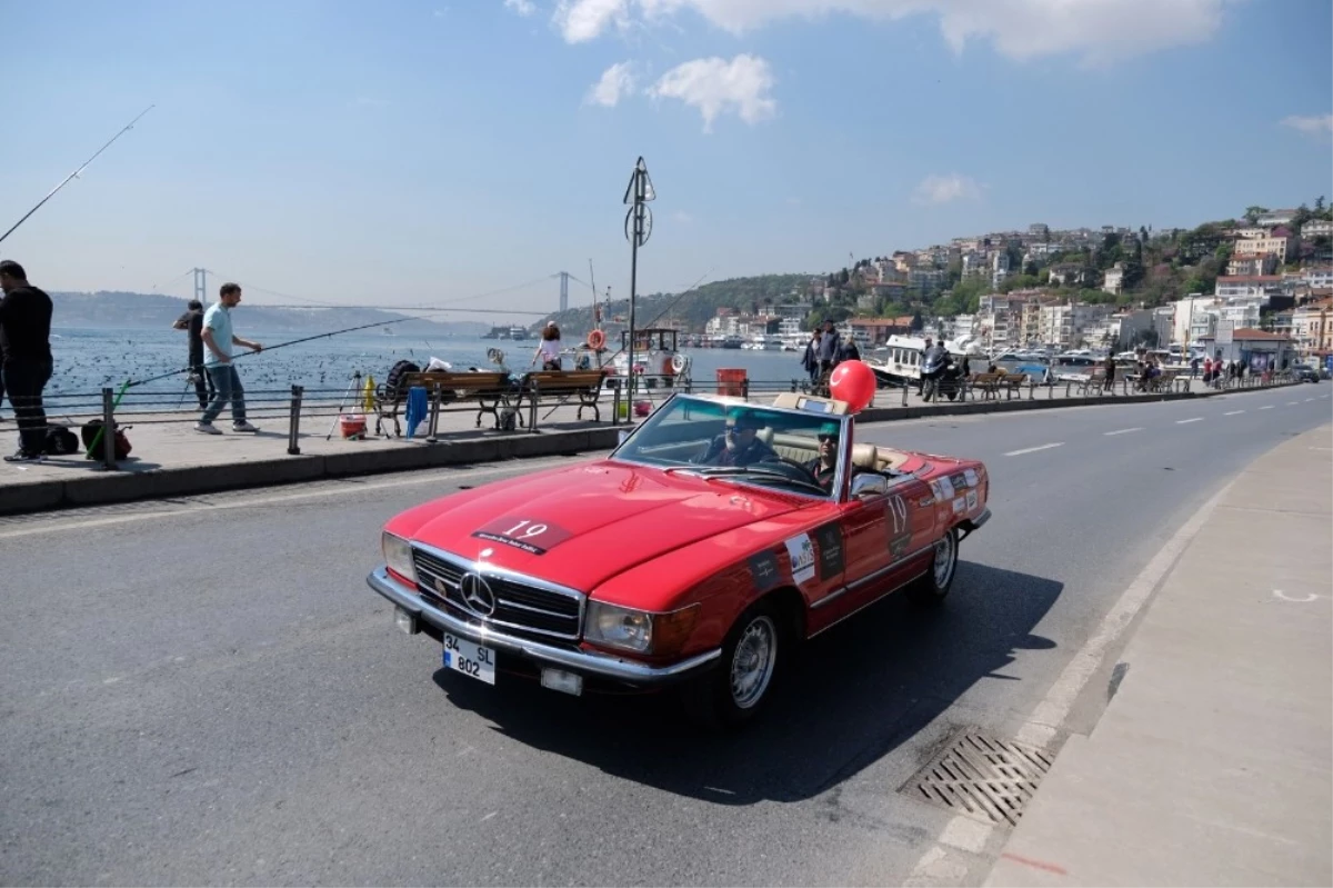 İstanbul Boğazı\'nda Klasik Otomobil Geçidi