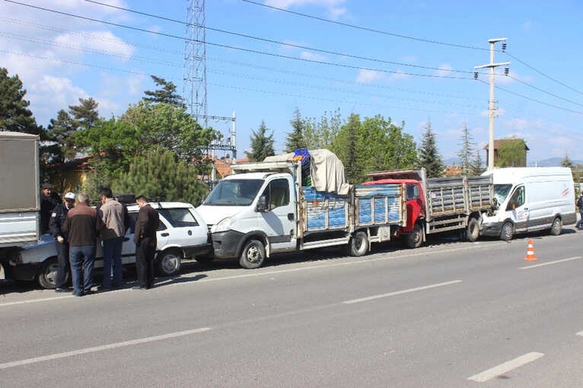 Minibüs Park Halindeki 4 Araca Çarptı: 1 Yaralı