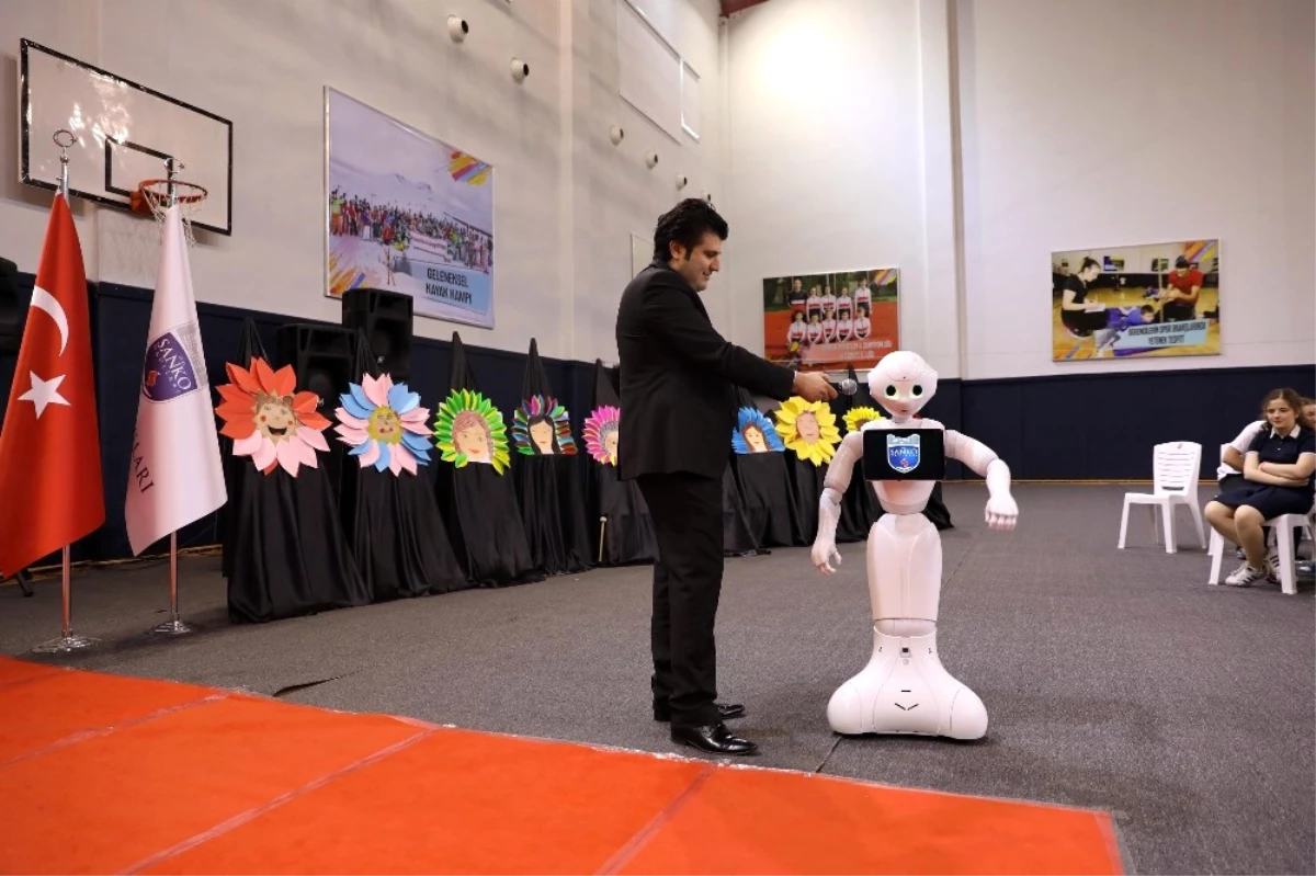 Öğrencilerin Yaptığı Robotun 23 Nisan Mesajı Kutlamalara Damga Vurdu
