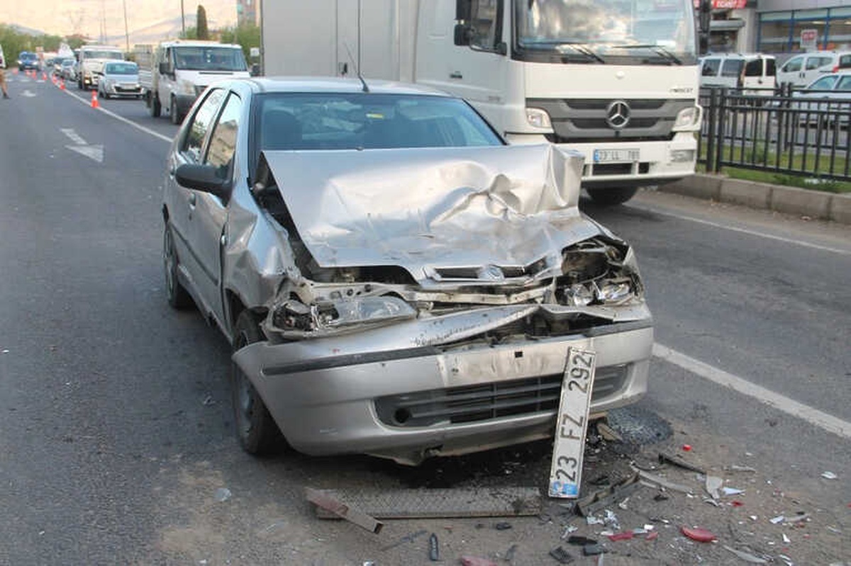 Otomobil, Kırmızı Işıkta Kamyonete Çarptı: 3 Yaralı