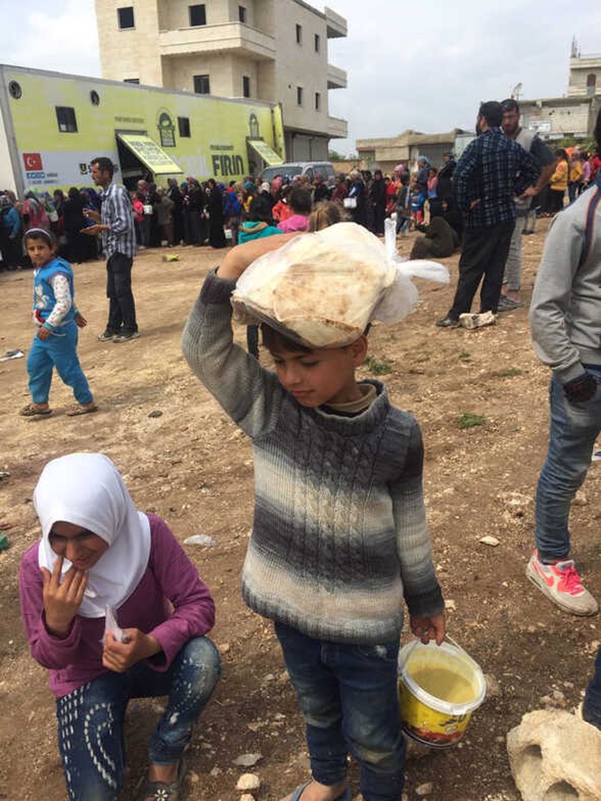 Sadakataşı Derneğinden Afrin Halkına Sıcak Ekmek