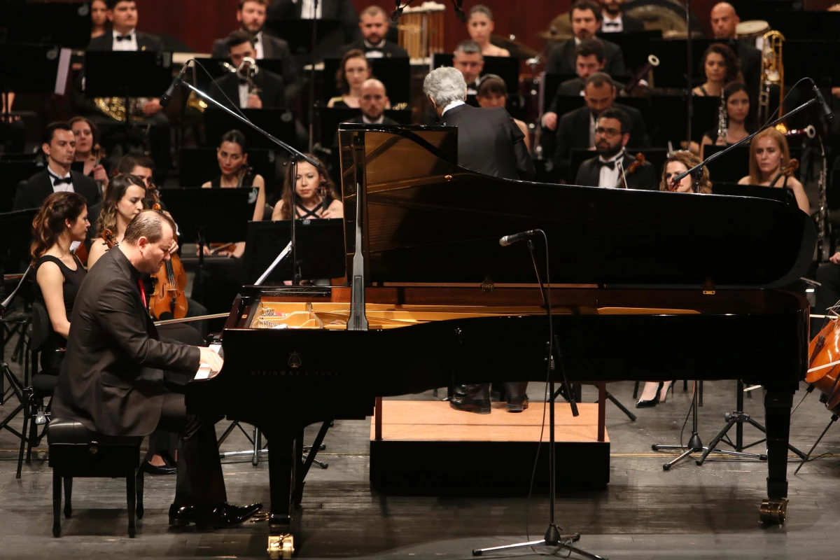 Senfonide Eskişehirli Piyanist Ayakta Alkışlandı