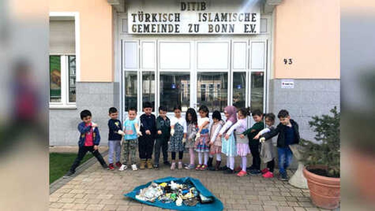 Sokaklardaki Çöpleri Çocuklar Temizledi