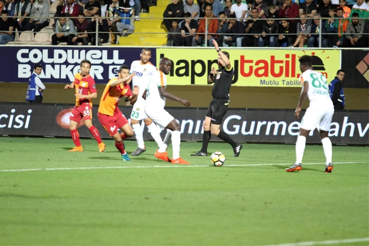 Spor Toto Süper Lig: Aytemiz Alanyaspor: 1 - Galatasaray: 2 (İlk Yarı)