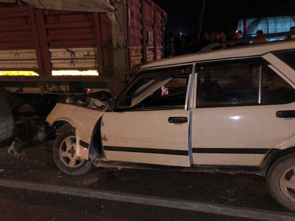Tıra Çarpan Otomobilde Sıkışarak Hayatını Kaybetti