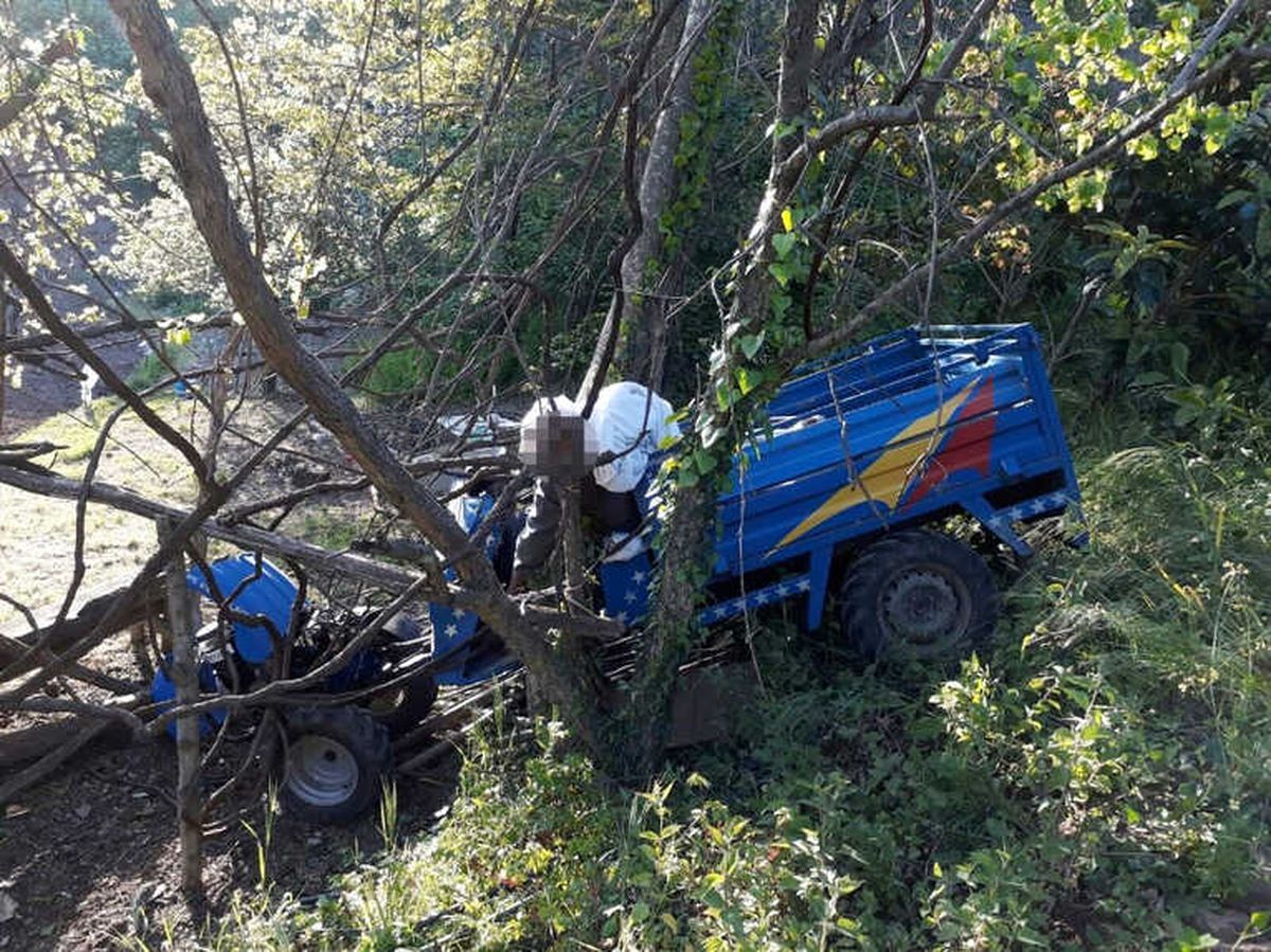 Yoldan Çıkan Aracıyla Ağaç Arasına Sıkışan Yaşlı Adam Hayatını Kaybetti