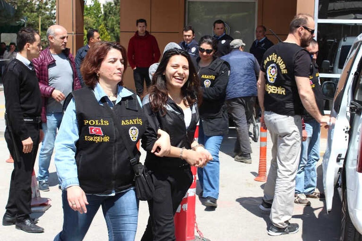 Yüzsüzlüğün Bu Kadarı: 24 Ev Soydular, Objektiflere Poz Vermeye Çalıştılar