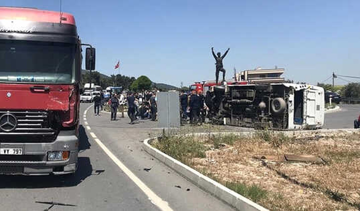 Askerleri Taşıyan Minibüs Tır\'la Çarpıştı: 25 Yaralı