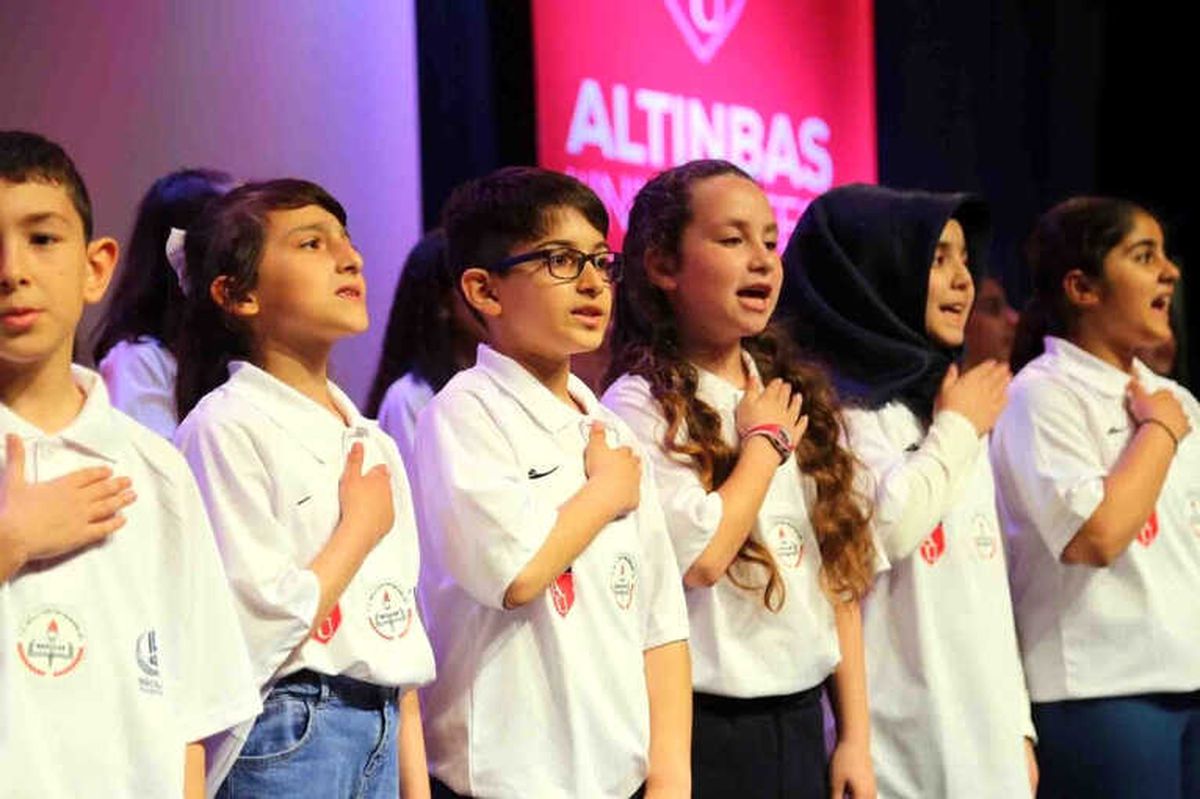 Bağcılarlı Çocuklar Fransızca ve İngilizce Şarkılarla Konser Verdi