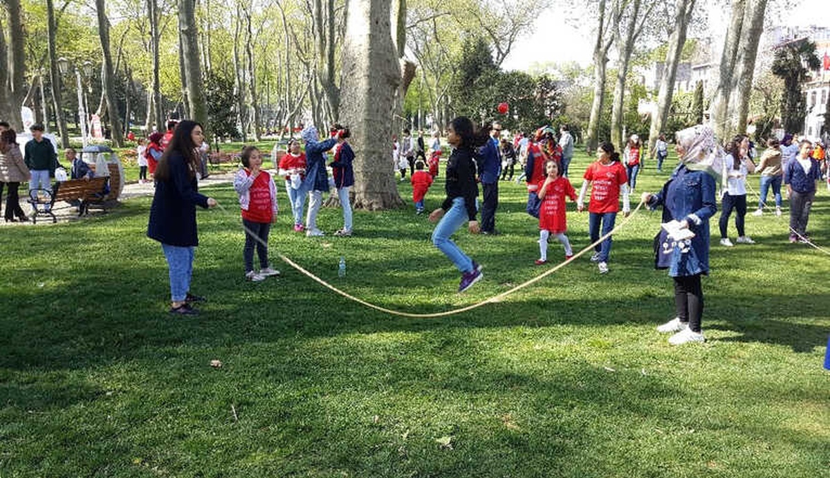 Bakan Kaya, Yetiştirme Yurdunda Kalan Çocuklarla Sokak Oyunları Oynadı
