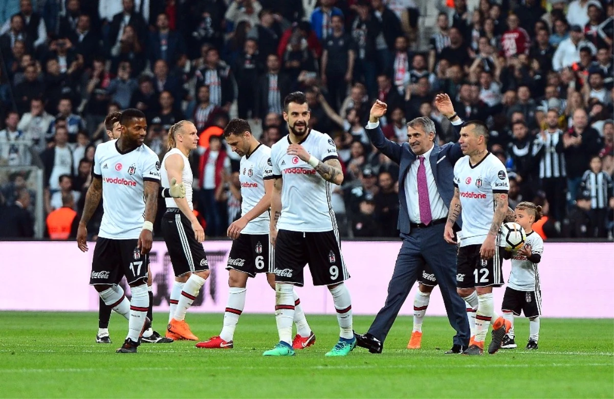 Beşiktaş Tribünlerinden Şenol Güneş\'e Sevgi Seli