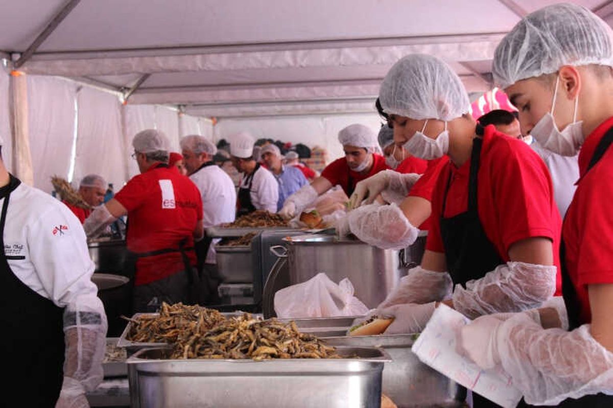 Bir Günde Tonlarca Hamsi Dağıtıldı