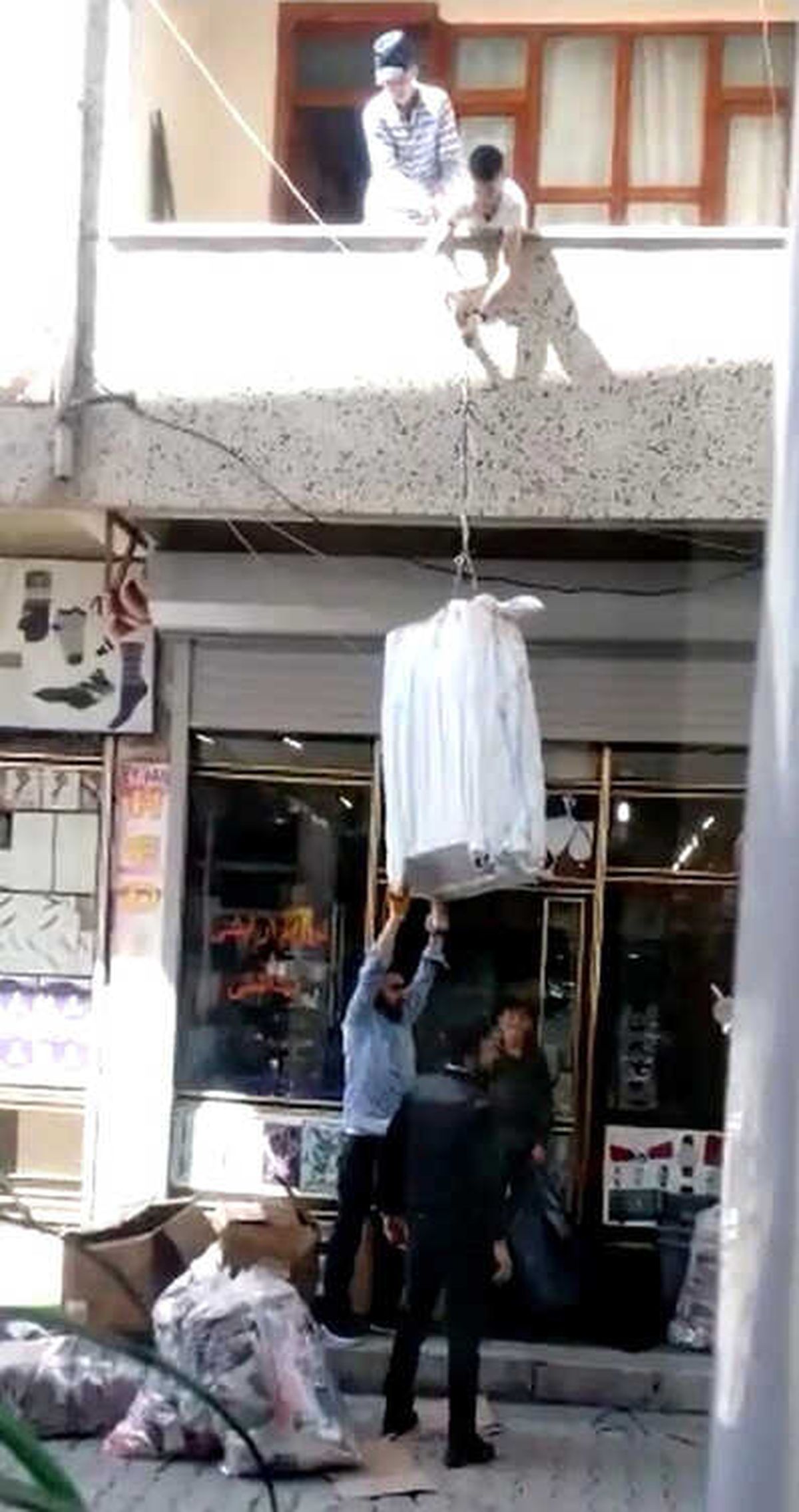 Çuvala Doldurulan Eşyaları Balkondan İple Taşıdılar