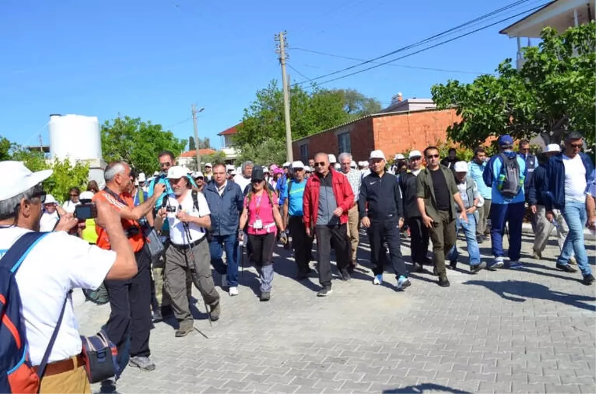 Didim\'de Geleneksel Kutsal Yol Yürüyüşü Düzenlendi