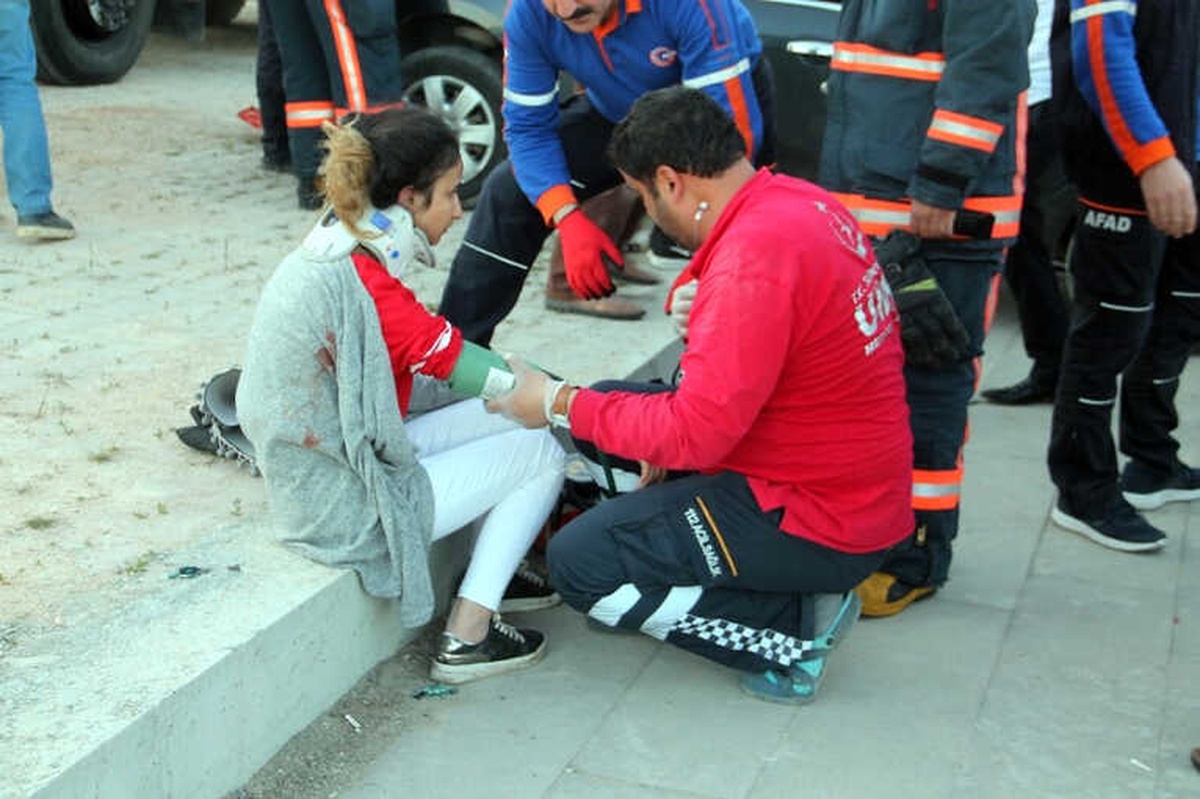 Elazığ\'da Kamyonet ile Otomobil Çarpıştı: 7 Yaralı