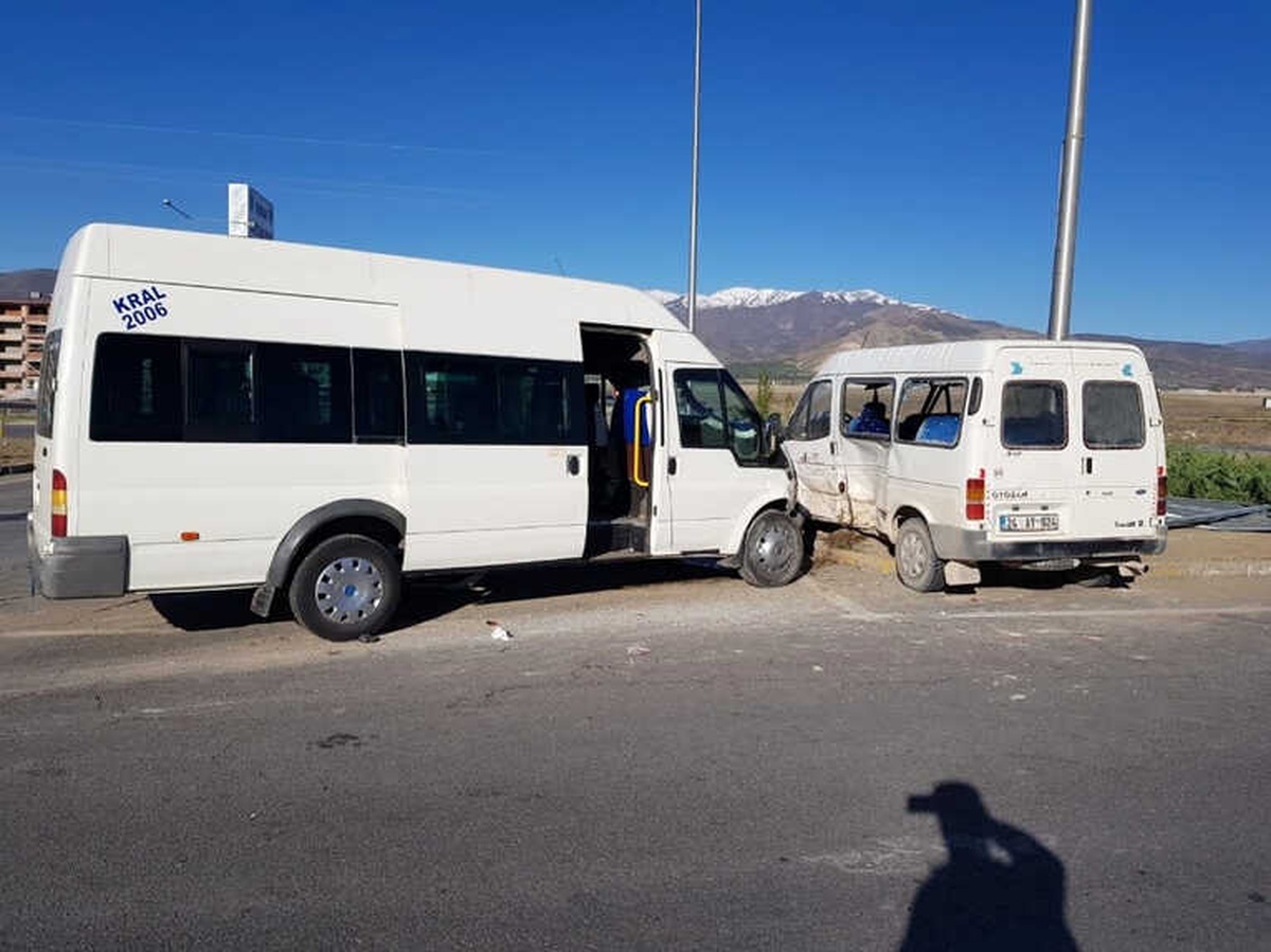 İşçi Taşıyan İki Minibüs Çarpıştı: 8 Yaralı