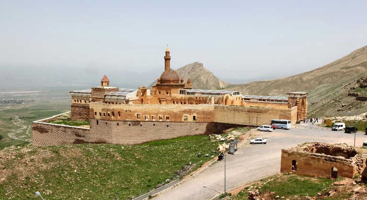 İshak Paşa Sarayı\'na Turist Akını