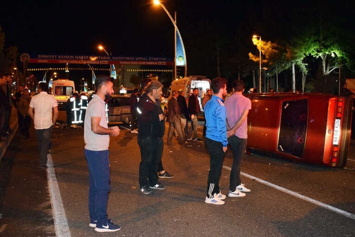 Karşı Şeride Geçti 3 Otomobile Çarptı: 1 Ölü, 3 Yaralı